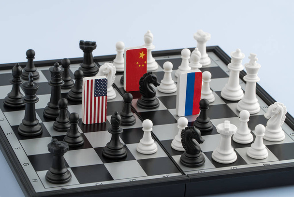Symboles drapeau de la Russie, États-Unis et la Chine sur l'échiquier. Le concept de jeu politique
. - Photo, image