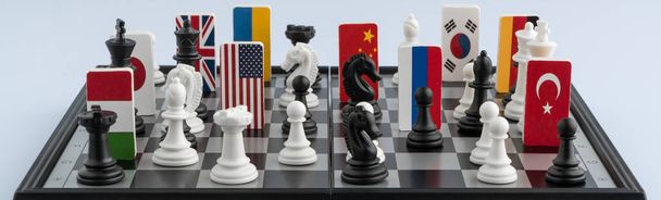 Symbole der Flaggen der Welt auf dem Schachbrett. das Konzept des politischen Spiels. - Foto, Bild