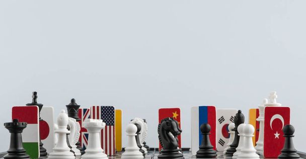 Símbolos das bandeiras do mundo no tabuleiro de xadrez. O conceito de jogo político
. - Foto, Imagem