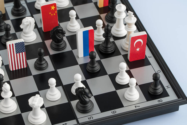 Symbolit maailman liput shakkilaudalla. Poliittisen pelin käsite
. - Valokuva, kuva