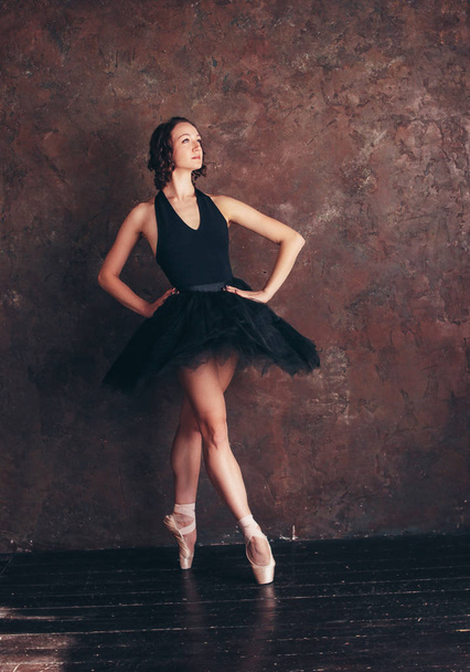 Primabalerina tancerz baletu w piękny czarny sukienka spódnica tutu pozowanie w studio na poddaszu - Zdjęcie, obraz