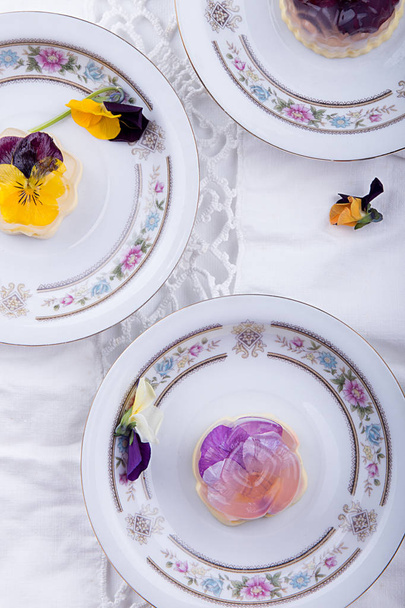 ユニークな日本のデザート ゼリーとババロア食用紫花の Havaro。ゼラチン健康的な食べるデザート。トップ ビュー.  - 写真・画像