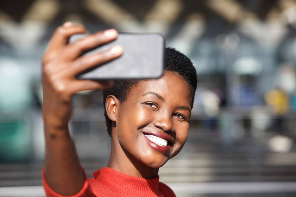 Portret szczęśliwy african american kobieta biorąc selfie z zdejmowany telefon aparat fotograficzny z bliska - Zdjęcie, obraz