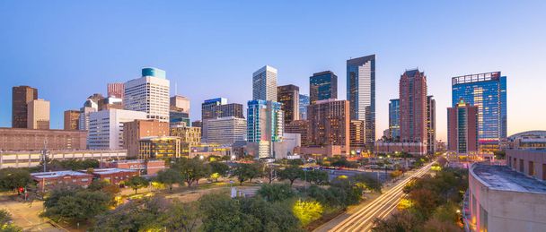 Houston, Texas, Verenigde Staten downtown park en skyline bij schemering. - Foto, afbeelding