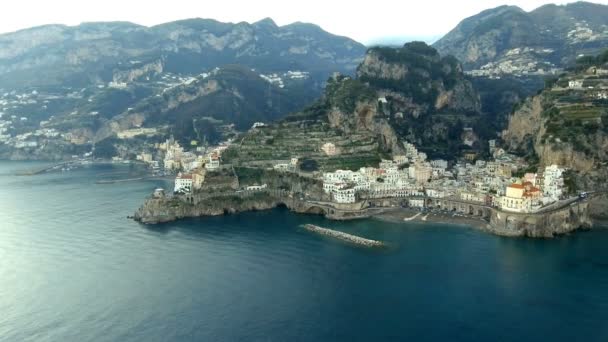 Widok z lotu ptaka Amalfi w regionie Wybrzeże Amalfi, Włochy - Materiał filmowy, wideo