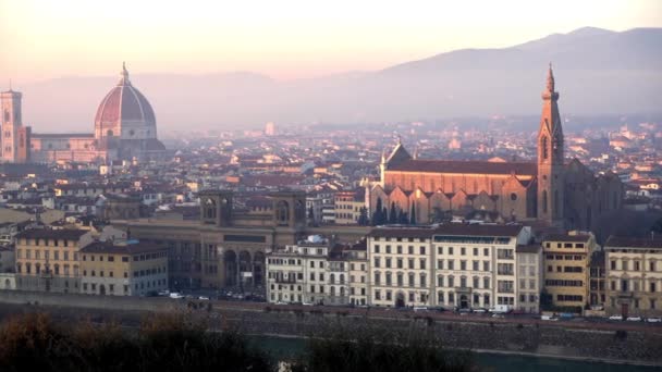 FLORENCIA en Italia con la cúpula y el Palazzo della Signoria y el río Arno
 - Metraje, vídeo