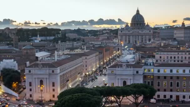 Βασιλική του Αγίου Πέτρου Βατικανό φωτίζεται από φώτα τη νύχτα στο σούρουπο ώρα στην Ιταλία - Πλάνα, βίντεο