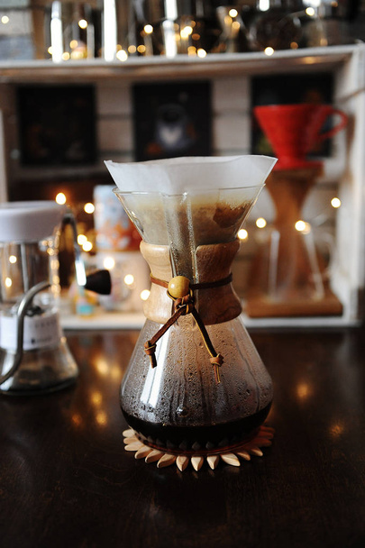Ruční alternativní přípravy kávy s papírový filtr na pozadí světla - Fotografie, Obrázek