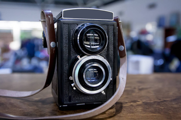 Vintage Twin objektiivi kamera pöydällä
. - Valokuva, kuva