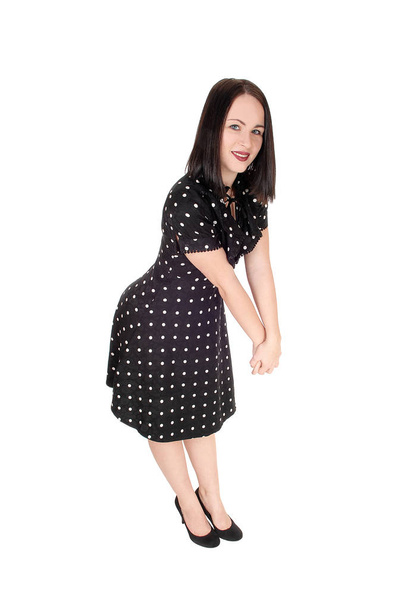 Una joven encantadora de pie en un vestido de punto de varilla en el perfil de un
 - Foto, imagen