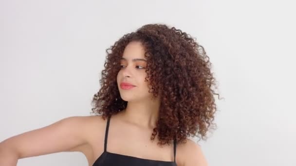 черная женщина смешанной расы с веснушками и вьющимися волосами в студии на белых позах перед камерой
 - Кадры, видео