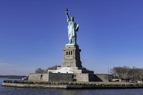 Estatua de la Libertad. La Estatua de la Libertad (Liberty Enlightening the World; francés: La Libert clairant le monde) es una colosal escultura neoclásica en Liberty Island en el puerto de Nueva York en Nueva York, Estados Unidos.
.  - Foto, imagen