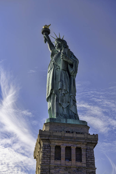 Statue de la Liberté. La Statue de la Liberté (La Libert clairant le monde) est une sculpture néoclassique colossale sur Liberty Island dans le port de New York à New York, aux États-Unis.
.  - Photo, image
