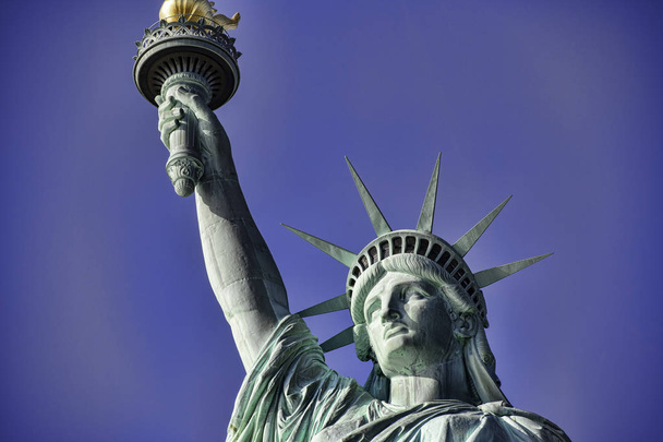 Statue de la Liberté. La Statue de la Liberté (La Libert clairant le monde) est une sculpture néoclassique colossale sur Liberty Island dans le port de New York à New York, aux États-Unis.
.  - Photo, image