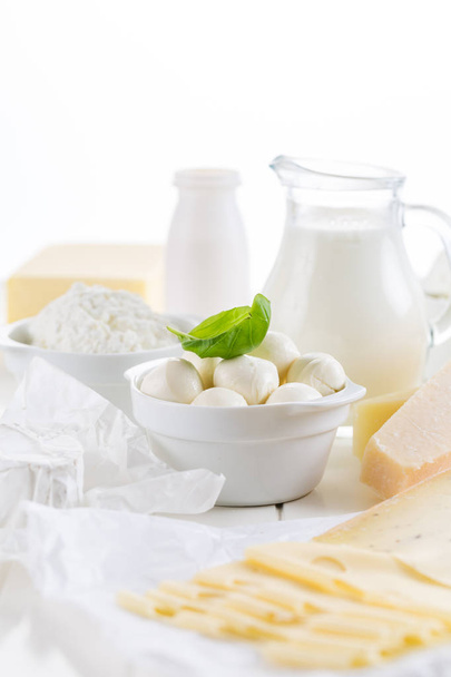 Διακύμανση των γαλακτοκομικών προϊόντων σε λευκό φόντο - Φωτογραφία, εικόνα