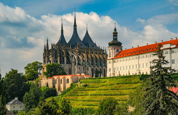 Scenic view of historic centre of Kutna Hora town, Czech Republic, Europe at sunny summer day. Cathedral of St Barbara and Jesuit College. UNESCO World Heritage site - Φωτογραφία, εικόνα