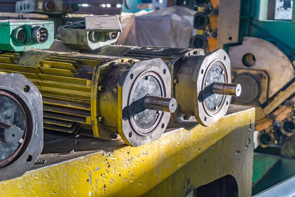 Запасные старые электродвигатели на складе промышленных материалов
 - Фото, изображение