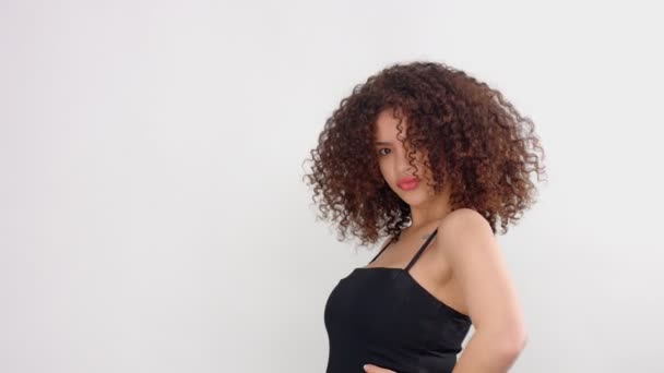 Çiller ve fotoğraf makinesi beyaz pozlar Studio'yu kıvırcık saç karışık ırk siyah kadınla - Video, Çekim