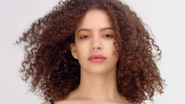 змішана раса чорна жінка з веснянками і кучеряве волосся крупним планом портрет з видуванням волосся
 - Кадри, відео