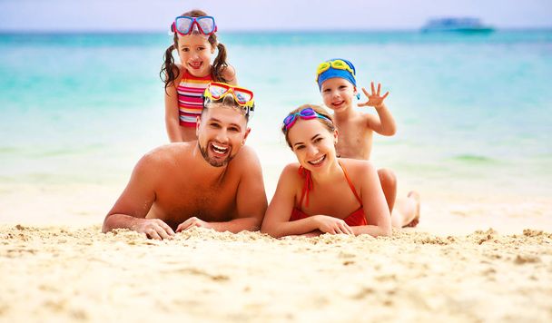 felice padre di famiglia, madre e figli sulla spiaggia a se
 - Foto, immagini