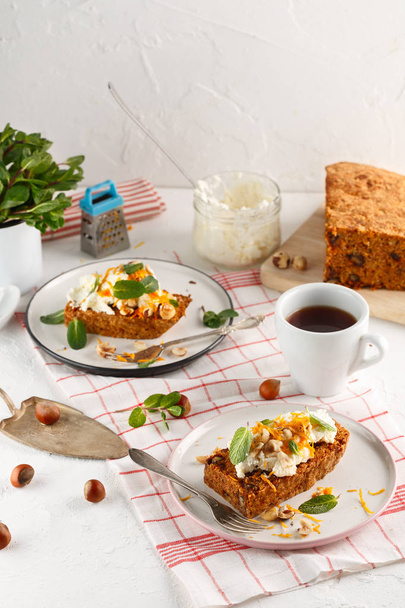 carrot fruit cake with nuts and cream - Foto, Imagem