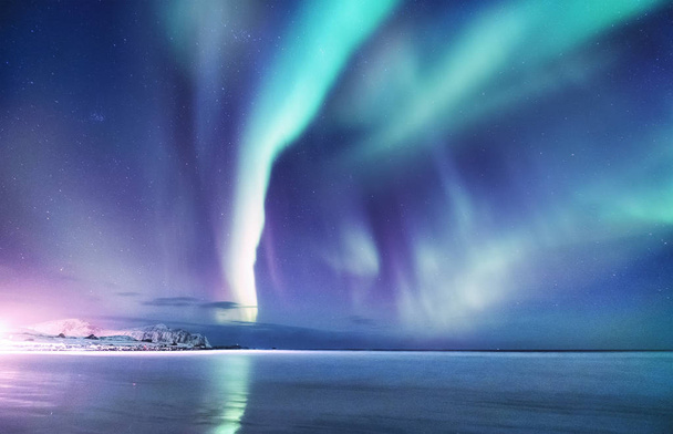 Zorza polarna na Lofotach, Norwegia. Nocne niebo z zorze polarne. Noc Zima Krajobraz z aurora i odbicie na powierzchni wody. Naturalne podłoże w Norwegii - Zdjęcie, obraz