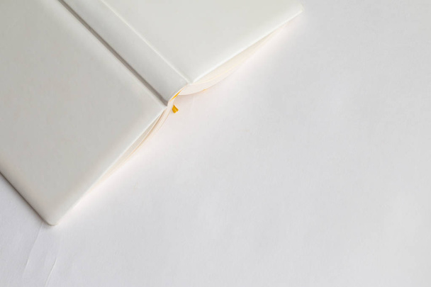 white notebook on white table - Foto, afbeelding
