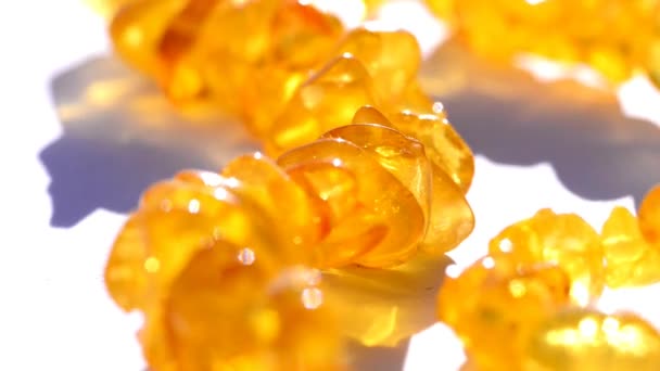 Collier ambre sur la table tournante dans un éclairage ensoleillé
 - Séquence, vidéo