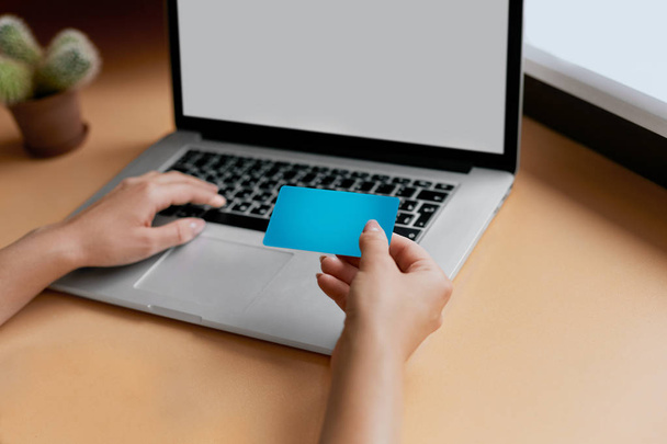 vrouw met creditcard op laptop voor online shopping concept - Foto, afbeelding