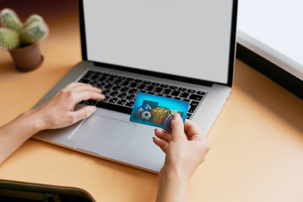 mujer con tarjeta de crédito en el ordenador portátil para el concepto de compras en línea - Foto, Imagen