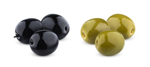 Tři zelené a černé olivy, izolované na bílém pozadí s ořezovou cestou - Fotografie, Obrázek