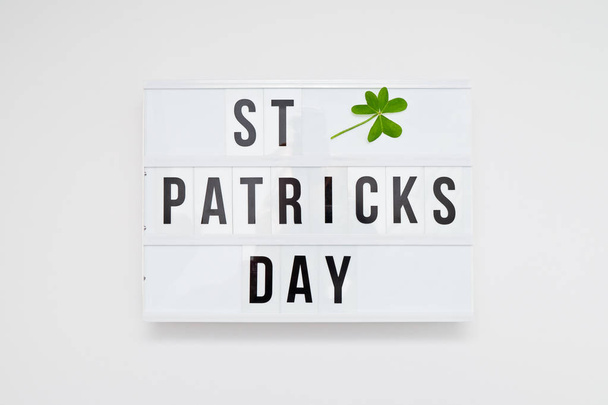 Лайтбокс з текстом St Patricks день і листя конюшини на білому - Фото, зображення