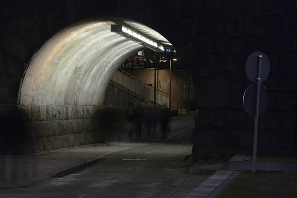 insanların geceleri yaya Tüneli'nde bulanık siluetleri - Fotoğraf, Görsel