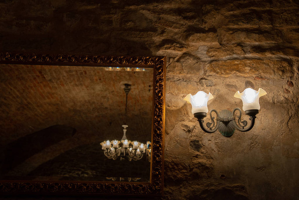 Classic antique żyrandol vintage. Wnętrze pokoju z żyrandolem w stylu obejmuje szkła, mosiądzu i brązu. - Zdjęcie, obraz