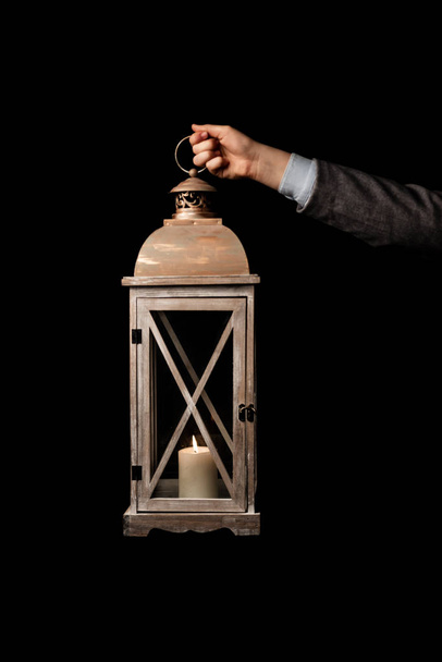 человек руку, держа древнюю свечу латераль с lflame
 - Фото, изображение