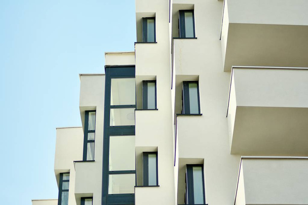 Immeuble moderne blanc avec balcon sur un ciel bleu
 - Photo, image