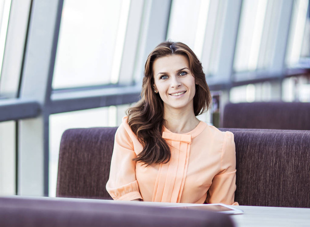 successful business woman sitting behind a Desk in the spacious office - Fotoğraf, Görsel