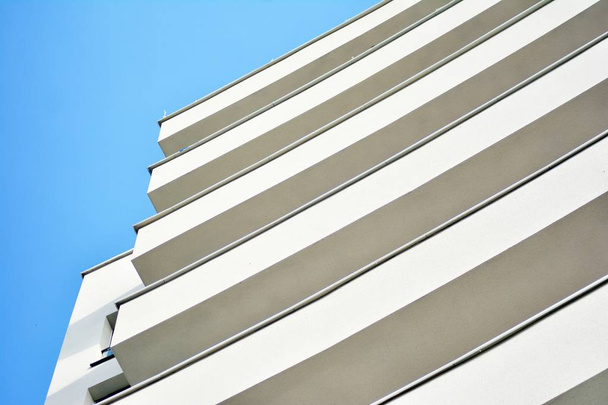 moderní bílá budova s balkonem na modré obloze - Fotografie, Obrázek