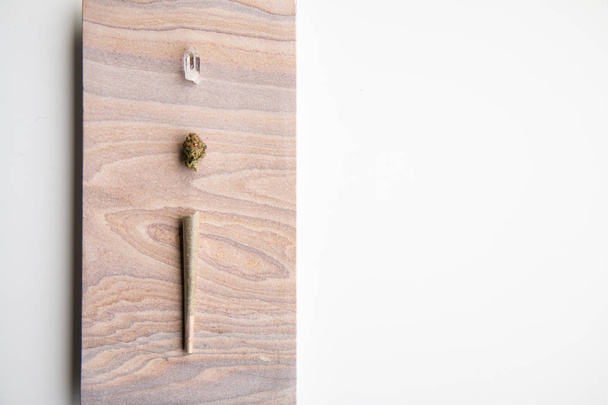 Marihuana Bud, Conjunto y Cristal en una Piedra del Desierto, Orientación al Paisaje - Cannabis Minimalista
 - Foto, Imagen