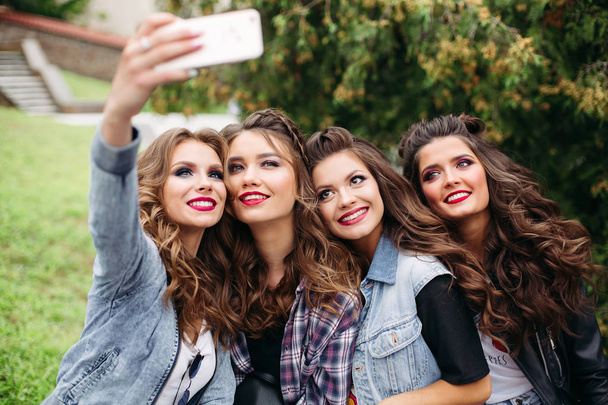 Modische Damen mit Frisur machen Selfie im Freien. - Foto, Bild
