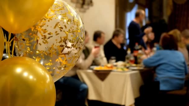 świąteczne żółte balony latać na wakacjach - Materiał filmowy, wideo