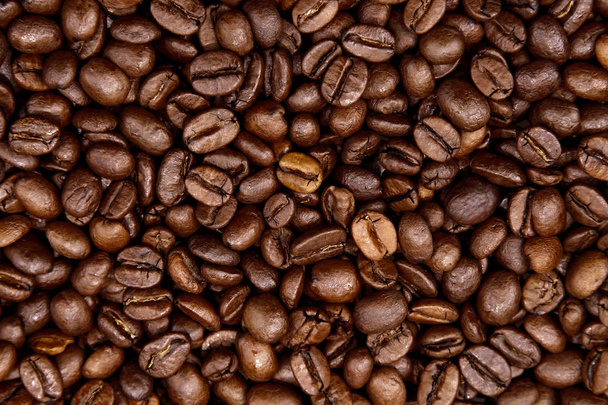 Крупный план жареных кофейных зерен - Фото, изображение