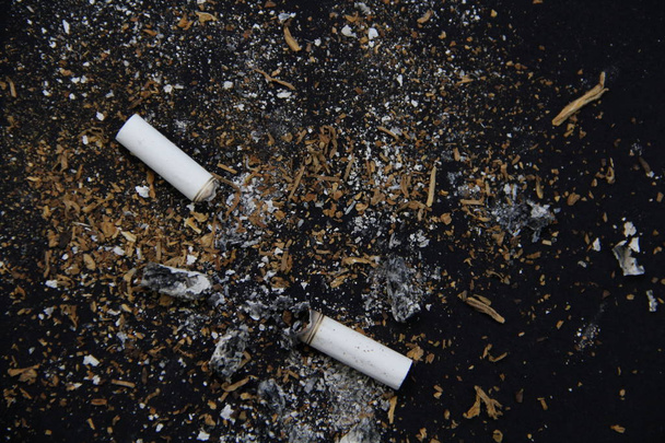 savukkeen roskat mustalla pohjalla
 - Valokuva, kuva