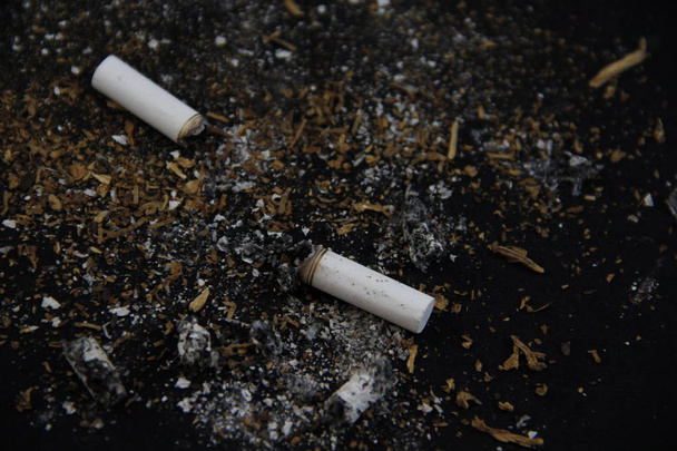 τσιγάρο σκουπίδια σε μαύρο φόντο - Φωτογραφία, εικόνα