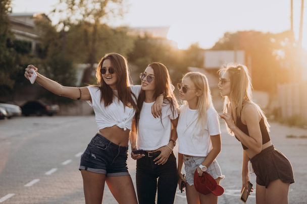 Quatre jeunes femmes prennent un selfie et s'amusent
 - Photo, image