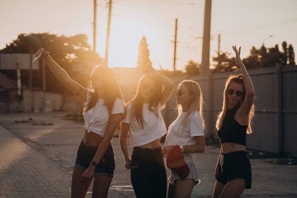 Quatre jeunes filles qui prennent un selfie et s'amusent
 - Photo, image