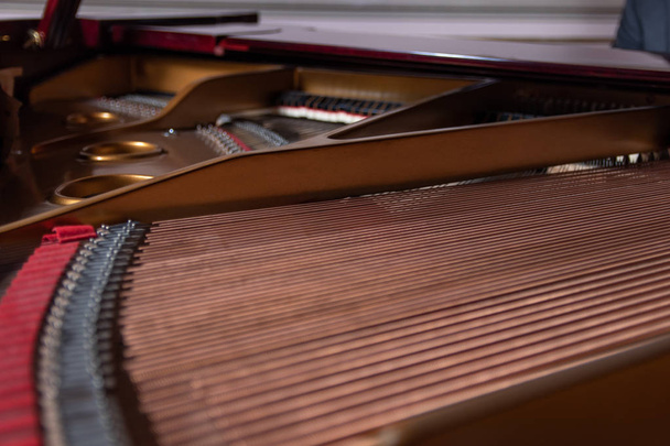 harpe piano avec ses cordes torsadées, intérieur d'un piano
 - Photo, image