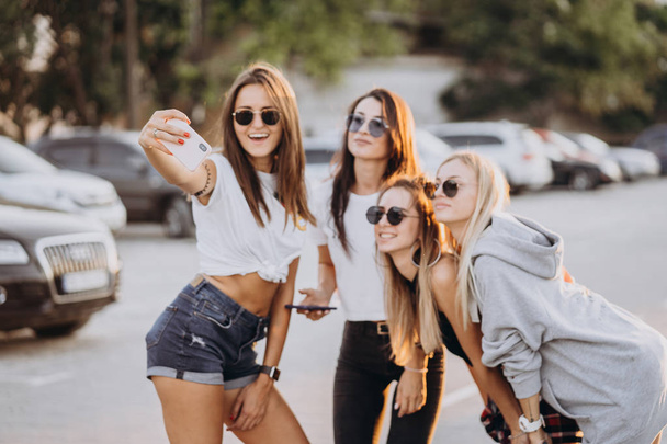 4 つの若い女性が、selfie を取ると楽しい時を過す - 写真・画像