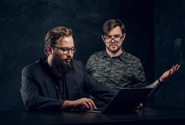 Twee professionele programmeurs werken op kantoor - Foto, afbeelding