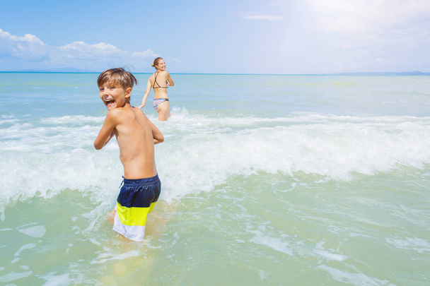 Happy kids having fun on tropical beach - Foto, Imagem